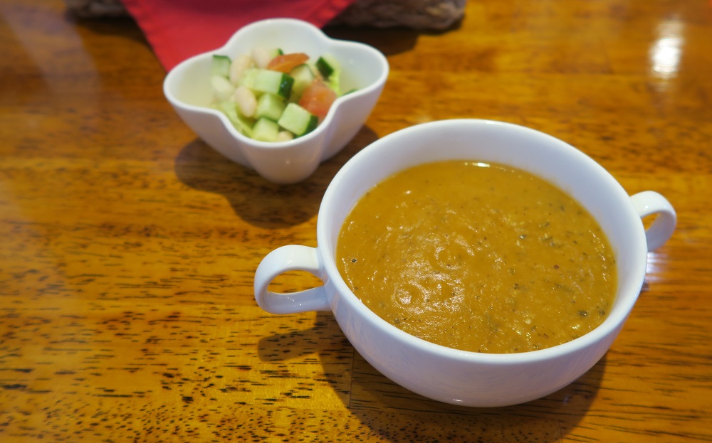 「トルコ ロカンタ ケレベッキ」のスープとサラダを撮影した写真