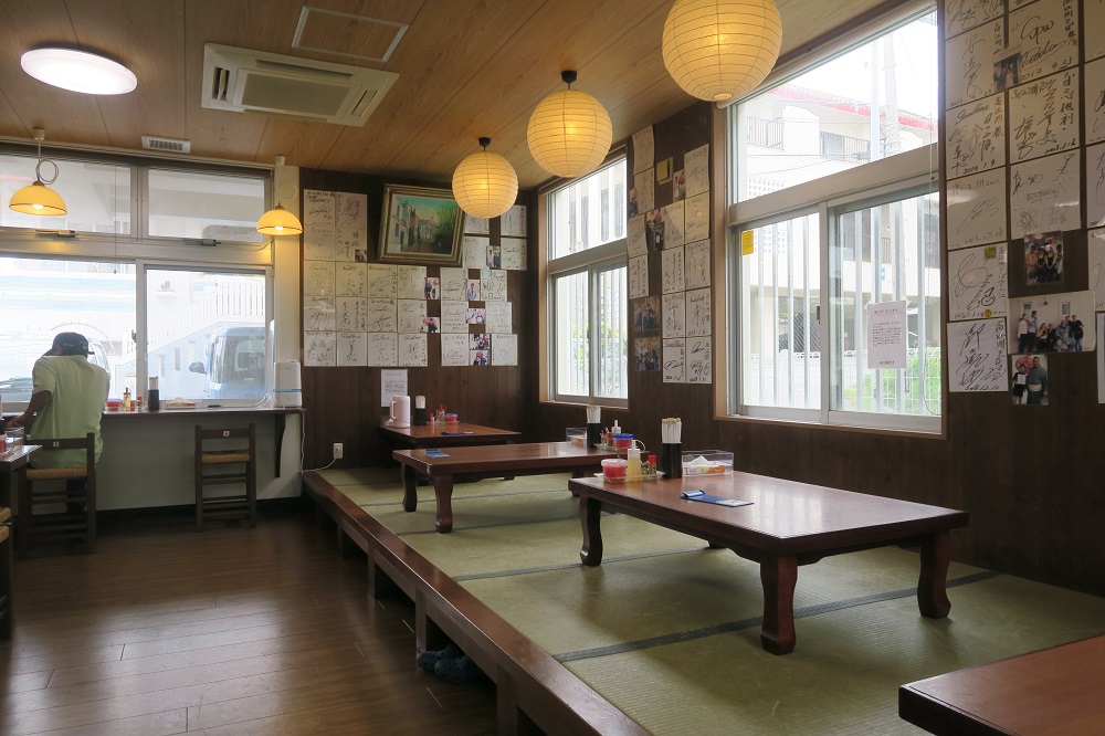 「高江洲そば」の小上りを撮影した写真