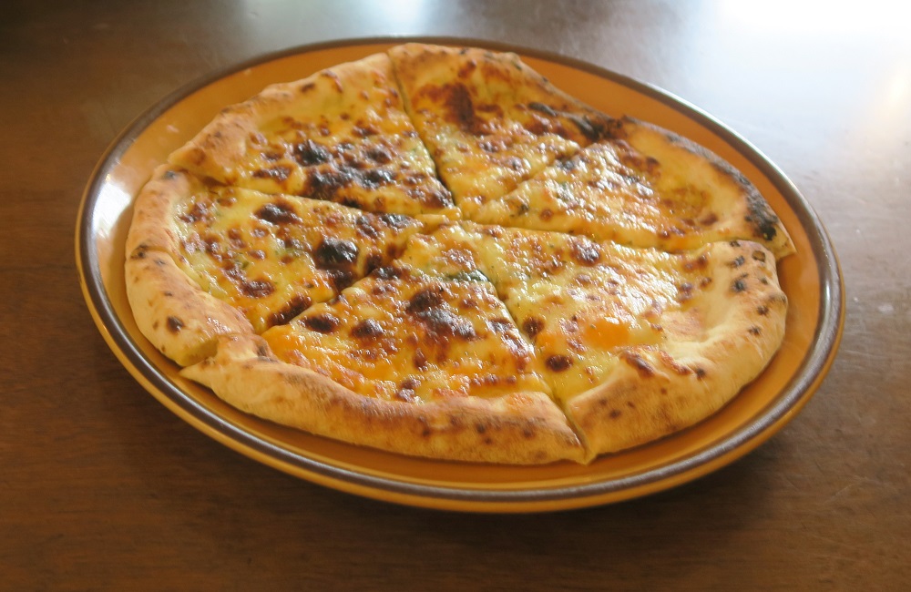 「BEEAR（ビーアー）」の4種のチーズピザを撮影した写真