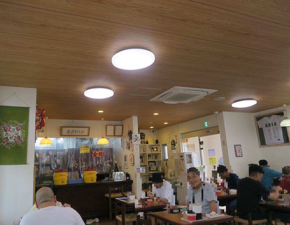 「高江洲そば」の店内の様子を撮影した写真