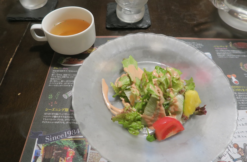 コンソメスープとサラダを撮影した写真