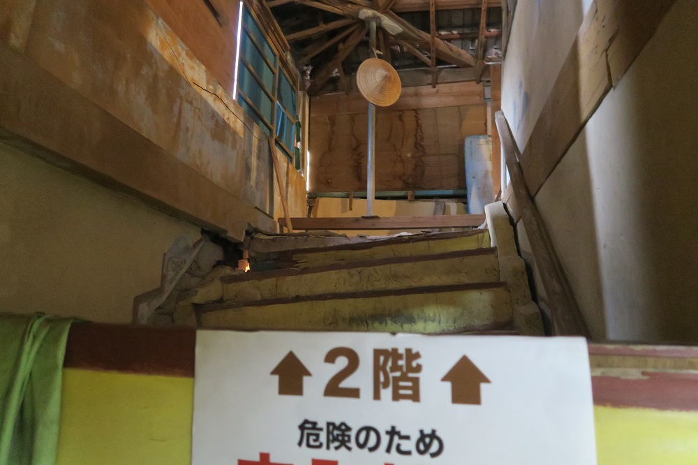 首里劇場の2Fへの階段を撮影した写真