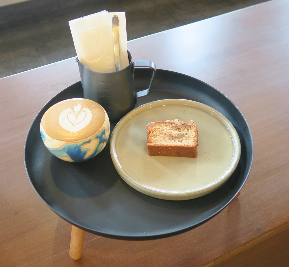 rokkan COFFEE SHURIのカフェラテとパウンドケーキを撮影した写真