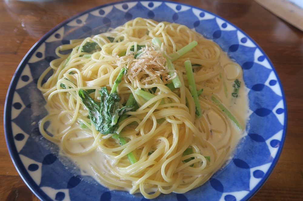 外食家くじらの干しエビと大根葉のパスタを撮影した写真