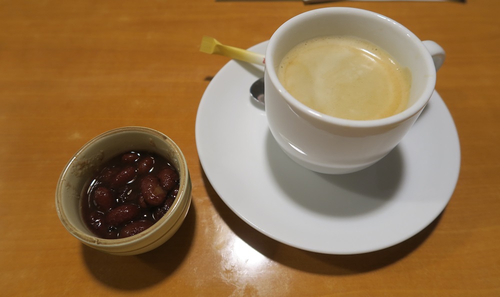 グランドストーンのホットコーヒーとミニぜんざいを撮影した写真