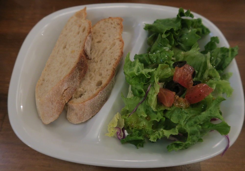 「外食家くじら」のパンとサラダを撮影した写真