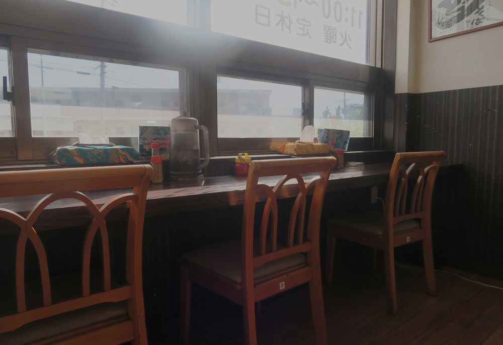 「識名そば」のカウンター席を撮影した写真