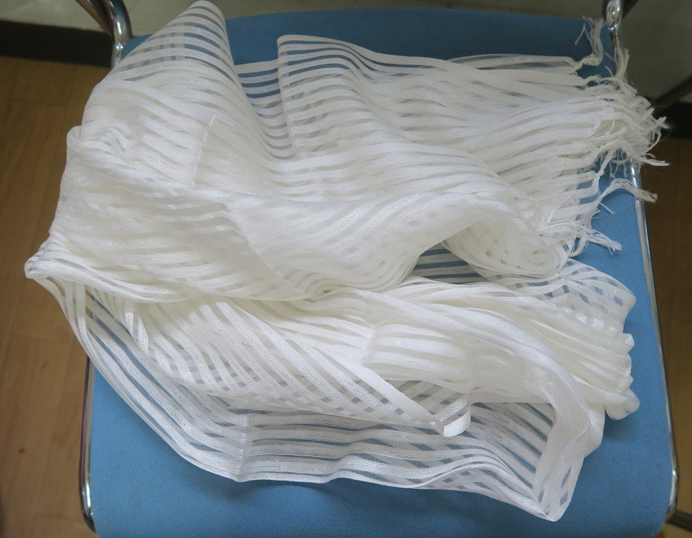 染める前のショールを撮影した写真