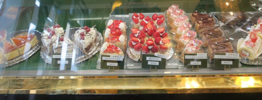 レーゲンスのショーケースを撮影した写真