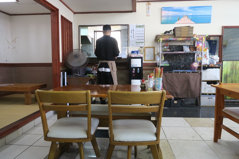 「介そば」の店内を撮影した写真