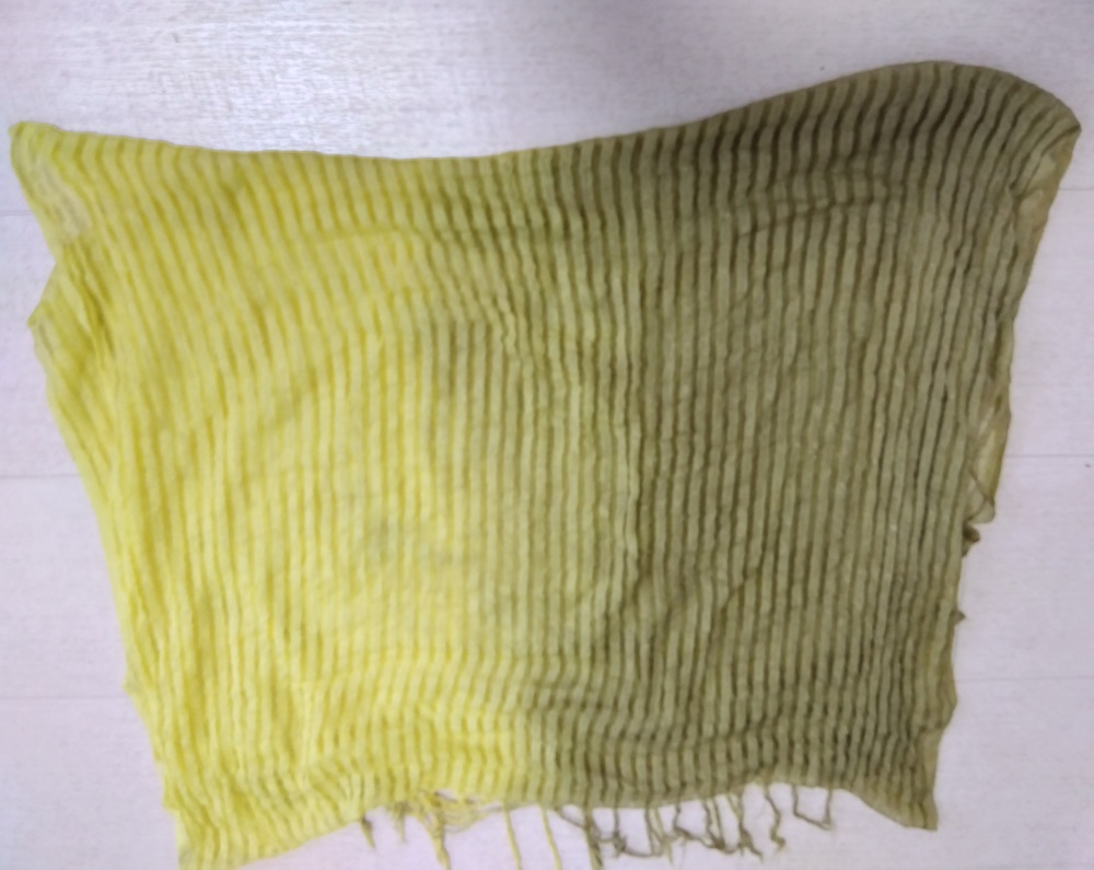 フクギ染めしたショールを撮影した写真