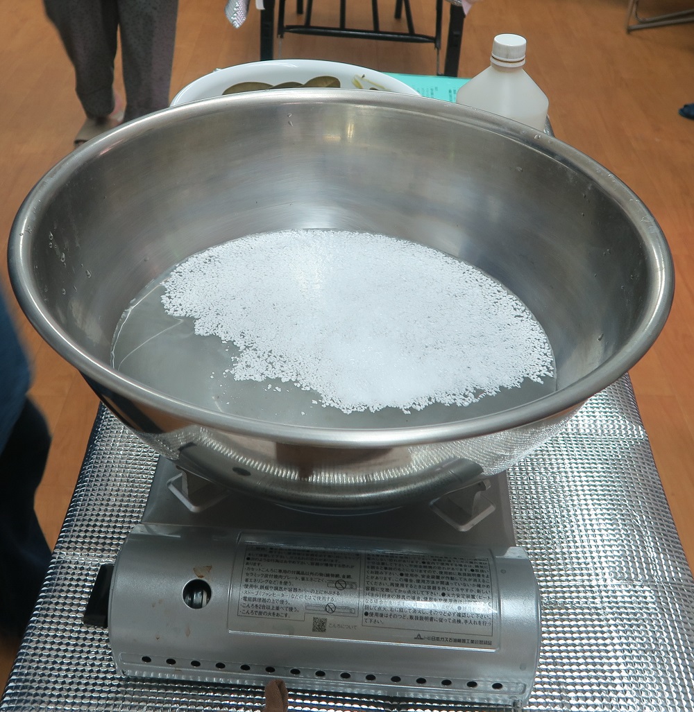 ミョウバンで媒染液を作る様子を撮影した写真