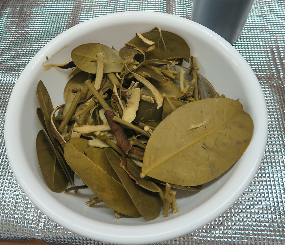 煮出した後のフクギの樹皮と葉っぱを撮影した写真