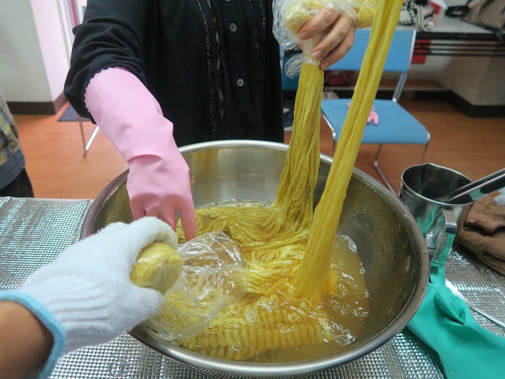 鉄媒染している様子を撮影した写真