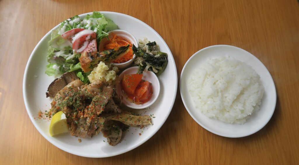 「RE:ロヂウラキッチン暁」のマグロハラゴとエリンギのソテーのランチを撮影した写真