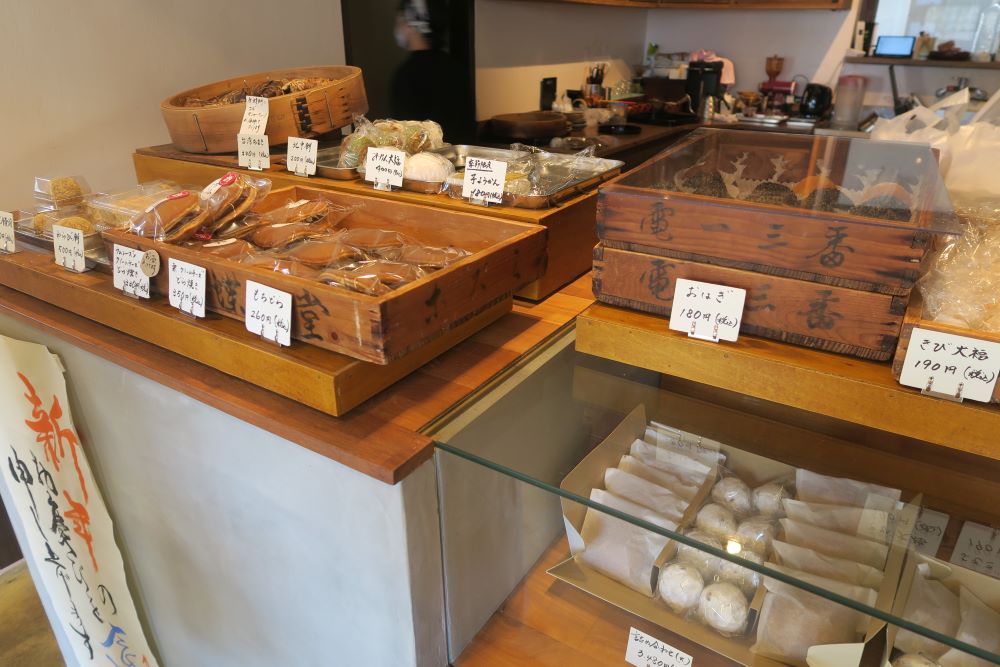 「羊羊 YOYO AN FACTORY」の和菓子の陳列を撮影した写真