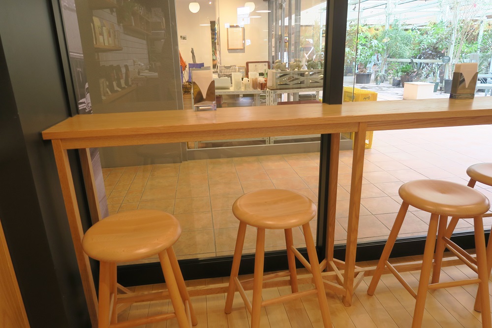 「Humming Coffee（ハミングコーヒー）」の店内の席を撮影した写真