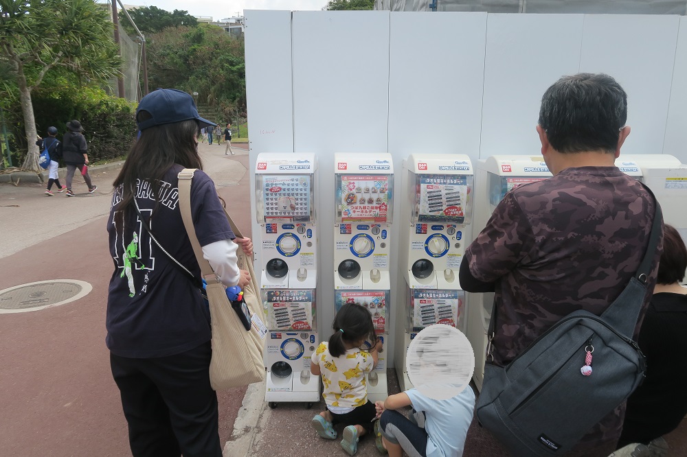 ヤクルトスワローズグッズのガチャガチャを撮影した写真