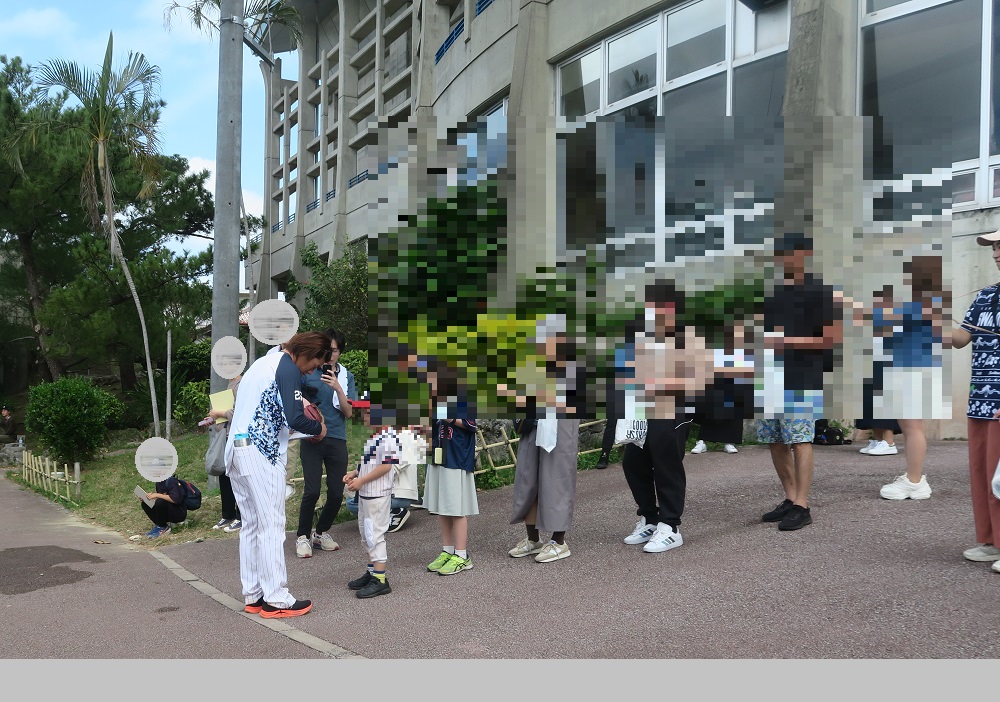 ファンサービスをする様子を撮影した写真