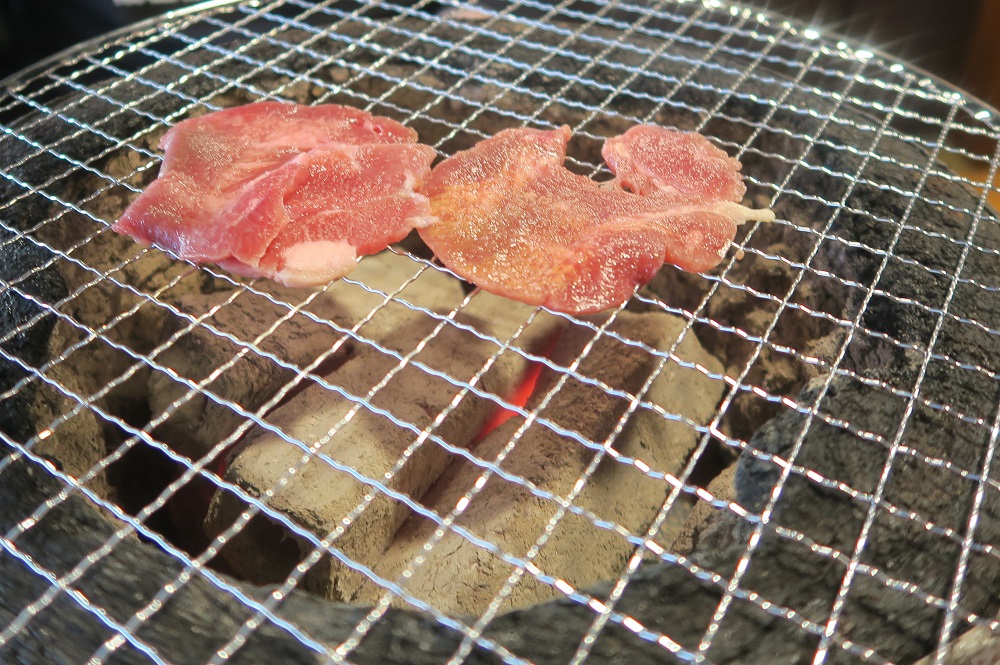 七輪焼肉 安安 パイプライン店の牛タンを撮影した写真