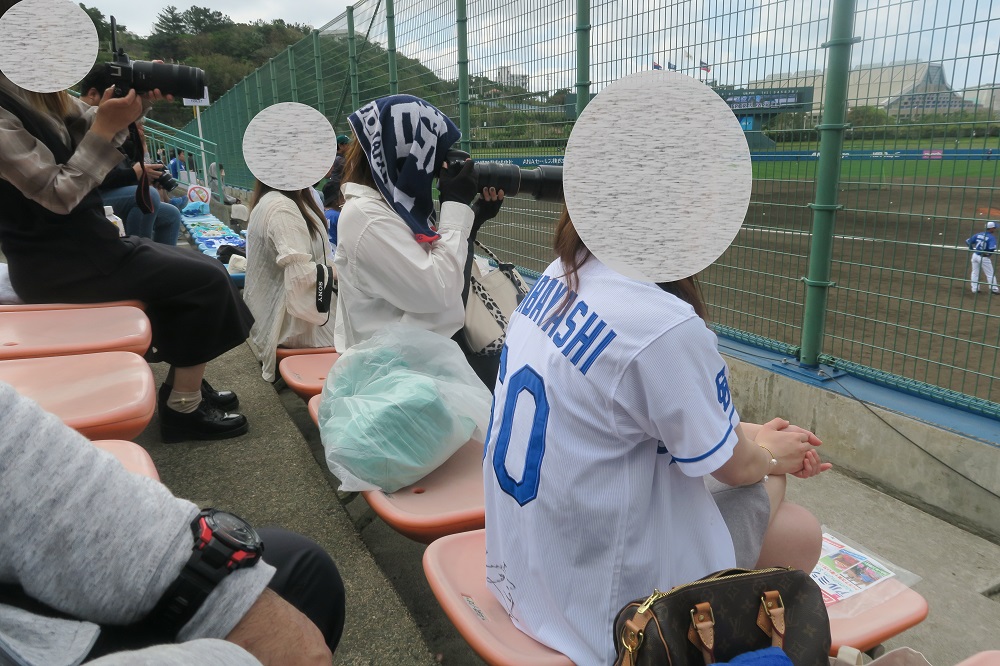 球場のスタンドのお客さんを撮影した写真