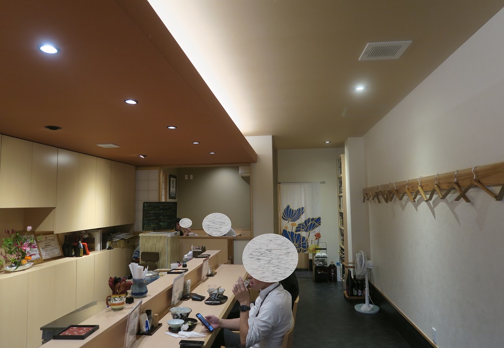 「酒膳 綵花」の店内を撮影した写真