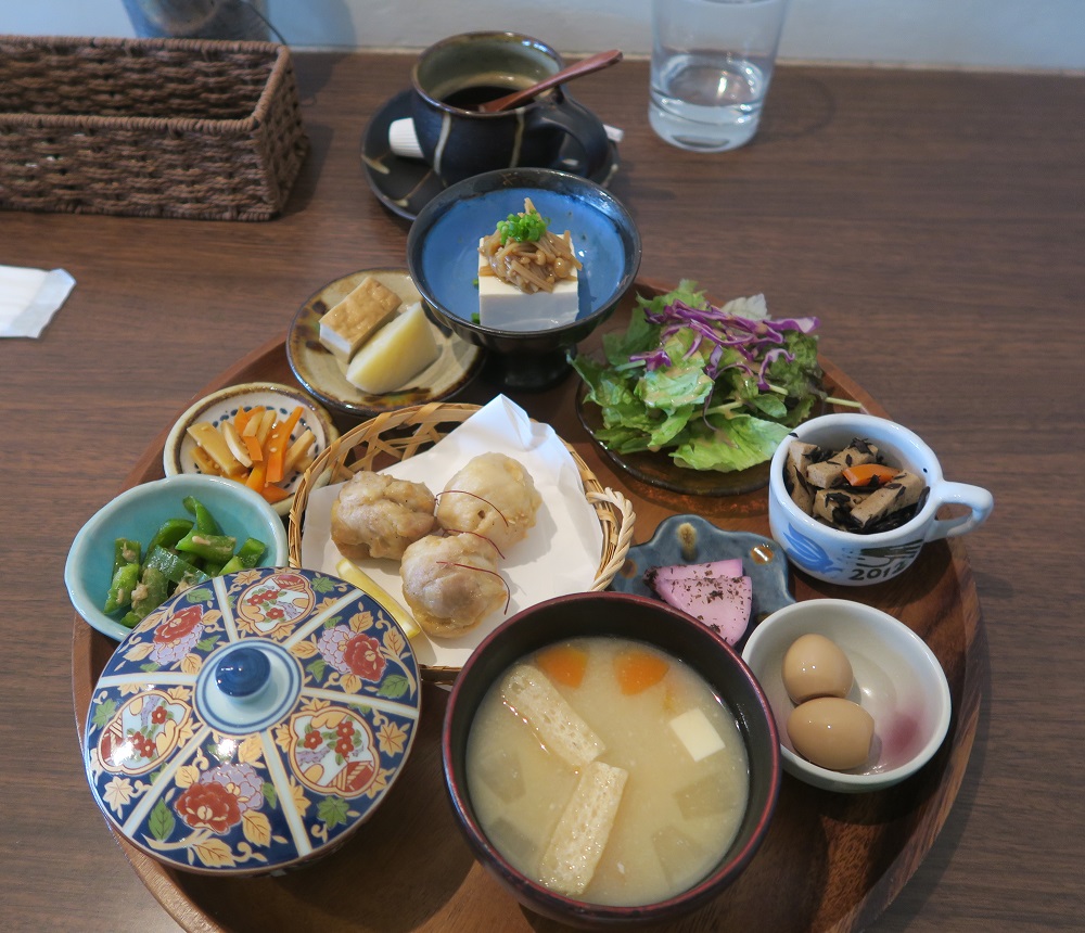 「kitchen akala」のおかずたくさんプレートを撮影した写真