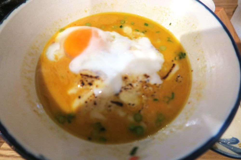 ハーブ香るバターチキンカレーそばのお楽しみを撮影した写真