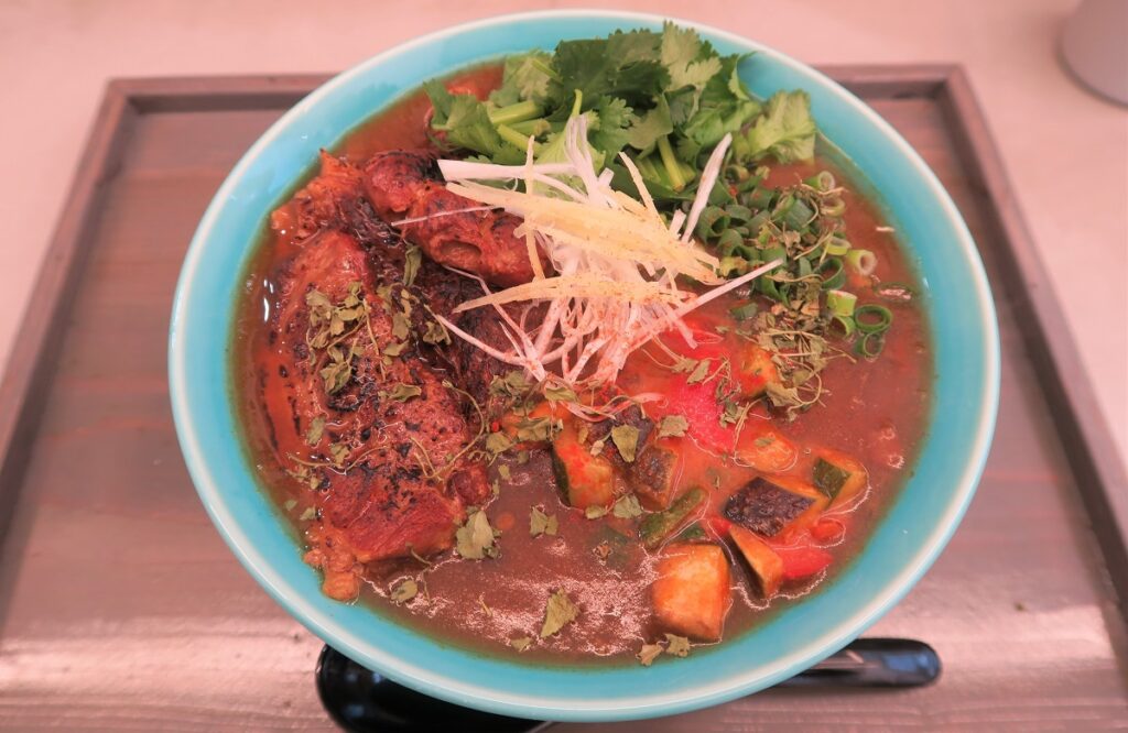 カレー沖縄そばを撮影した写真
