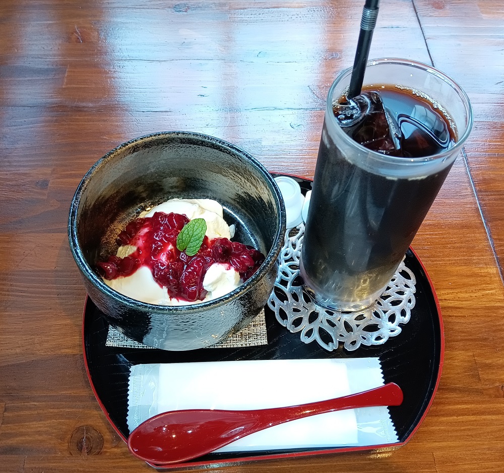パンナコッタとアイスコーヒーを撮影した写真