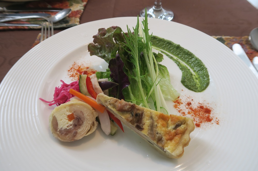 ベーコンとキノコのキッシュとチキンの前菜を撮影した写真