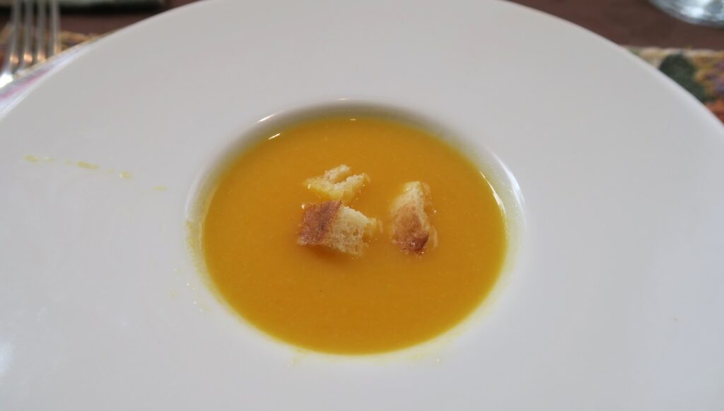 ニンジン、玉ねぎ、ジャガイモ、お米のポタージュを撮影した写真