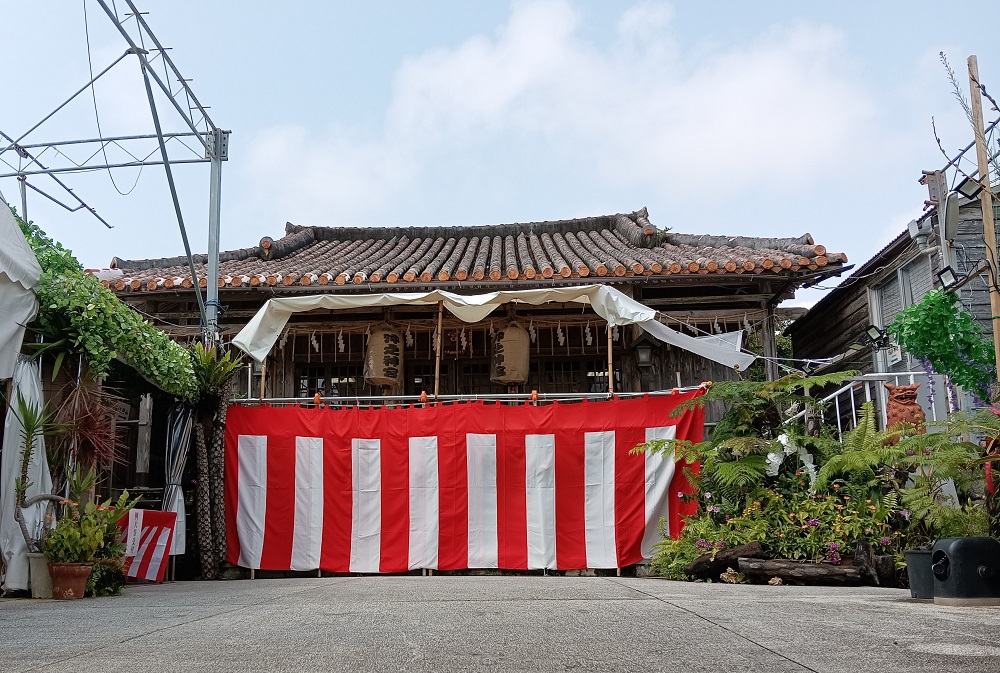 沖宮の拝殿を撮影した写真