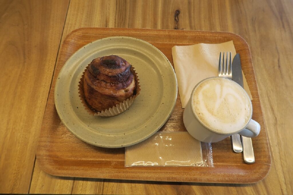 楽園CAFEのカフェラテとシナモンロールを撮影した写真