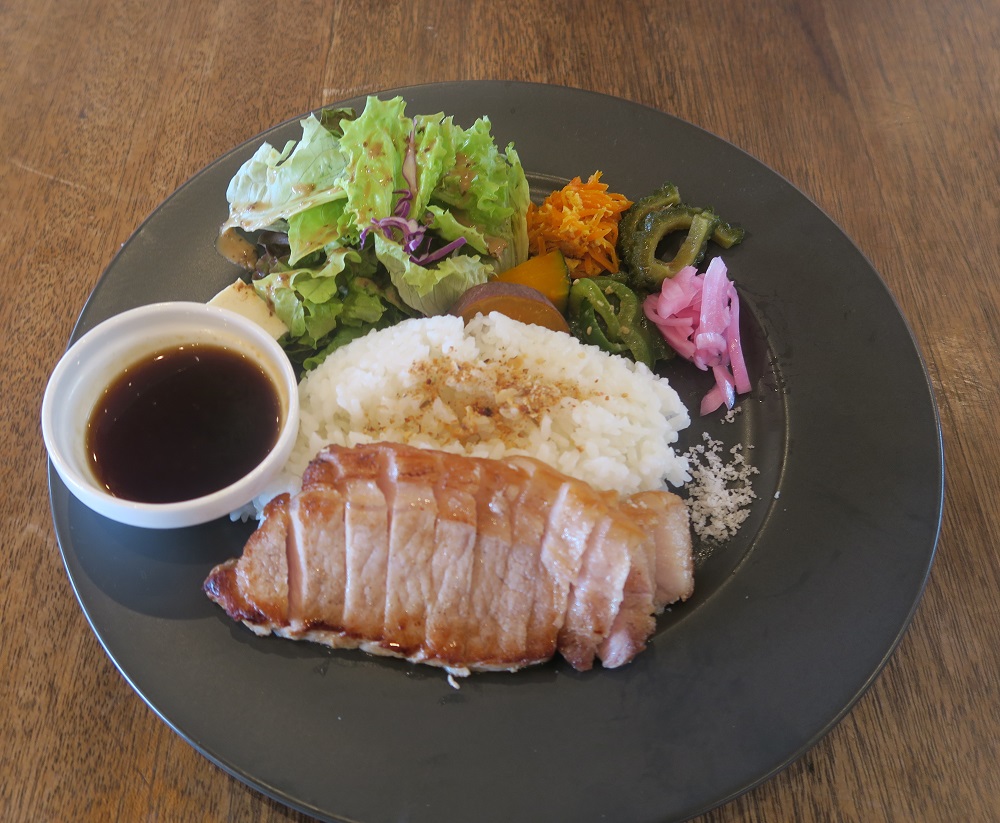 沖縄県産“きびまる豚”ステーキプレートを撮影した写真