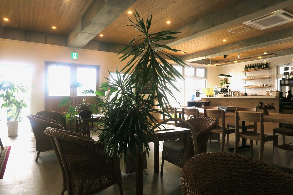 「HARVEST MOON Coffee & Wine」の店内を撮影した写真