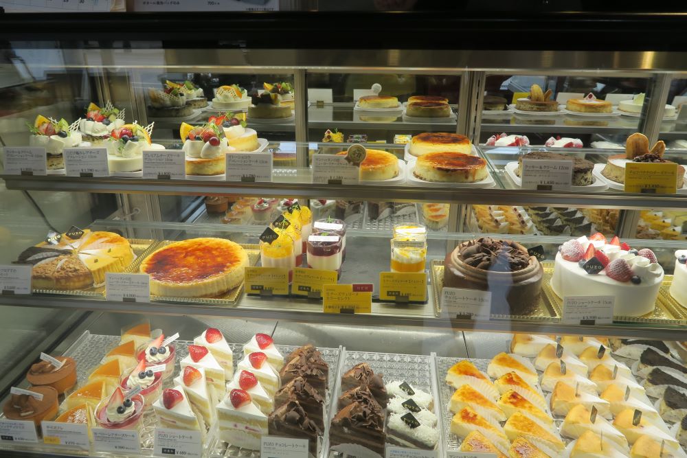 PUZOのケーキの陳列を撮影した写真