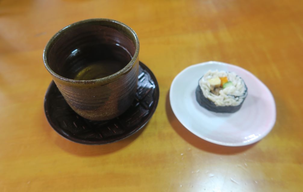 「家族庵」のお茶とお通しを撮影した写真