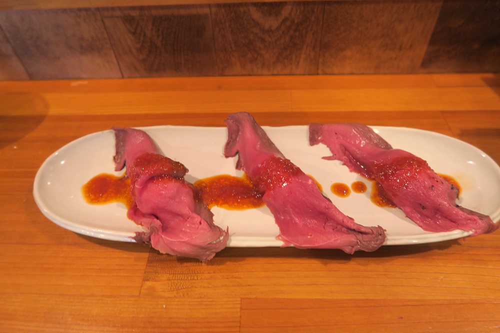 「イノシカブーム」の鹿肉のローストの握りを撮影した写真