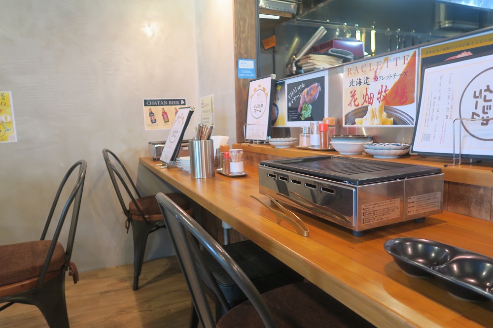 「イノシカブーム」のカウンター席を撮影した写真