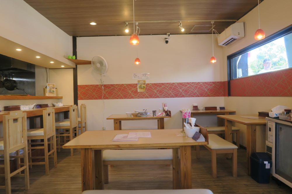 「支那そばかでかる 沖国前店」の店内を撮影した写真