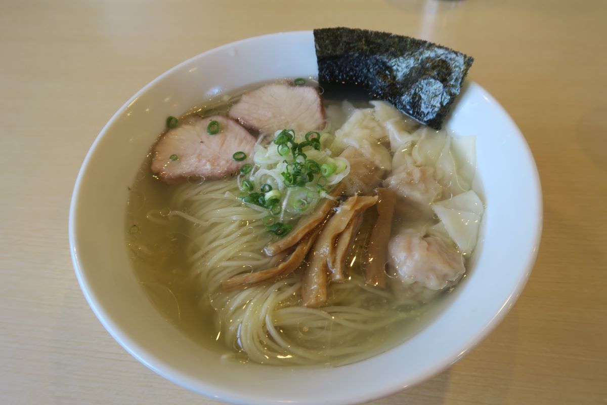 「支那そばかでかる 沖国前店」の肉わんたん麺を撮影した写真