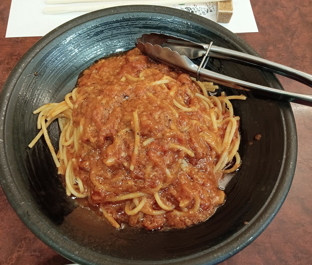 鳥豚のトマトとガーリックのパスタを撮影した写真