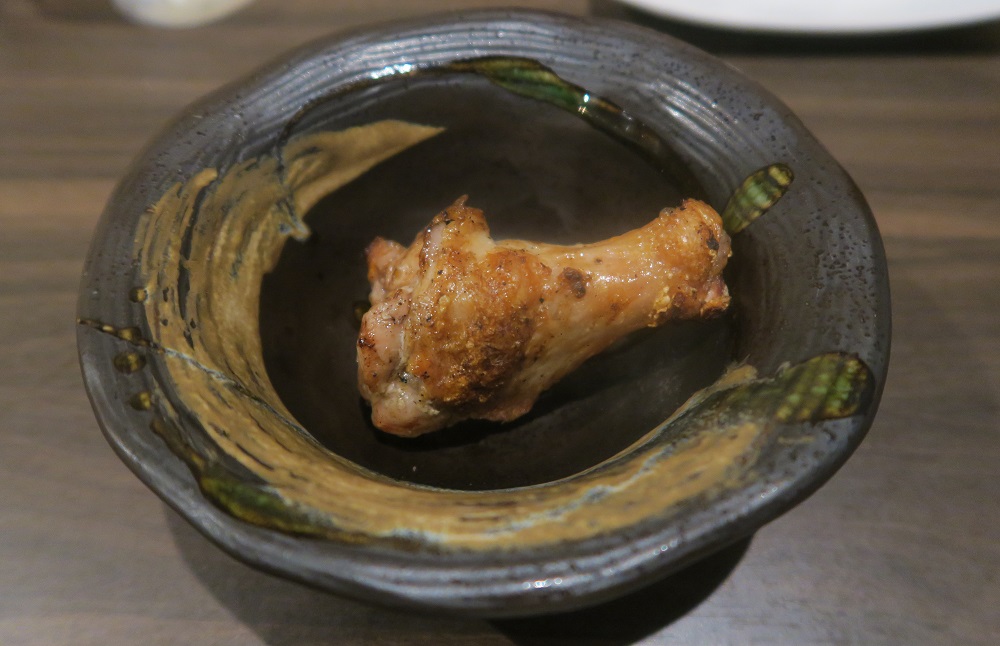 鶏の手羽元の塩水焼きを撮影した写真