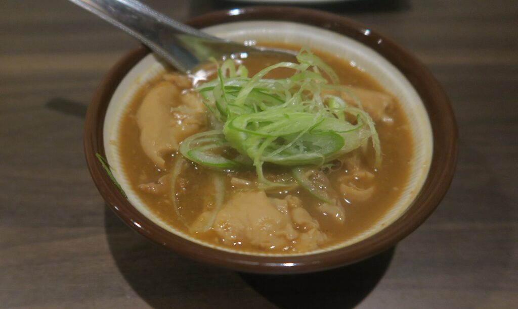 「串屋」のもつ煮を撮影した写真