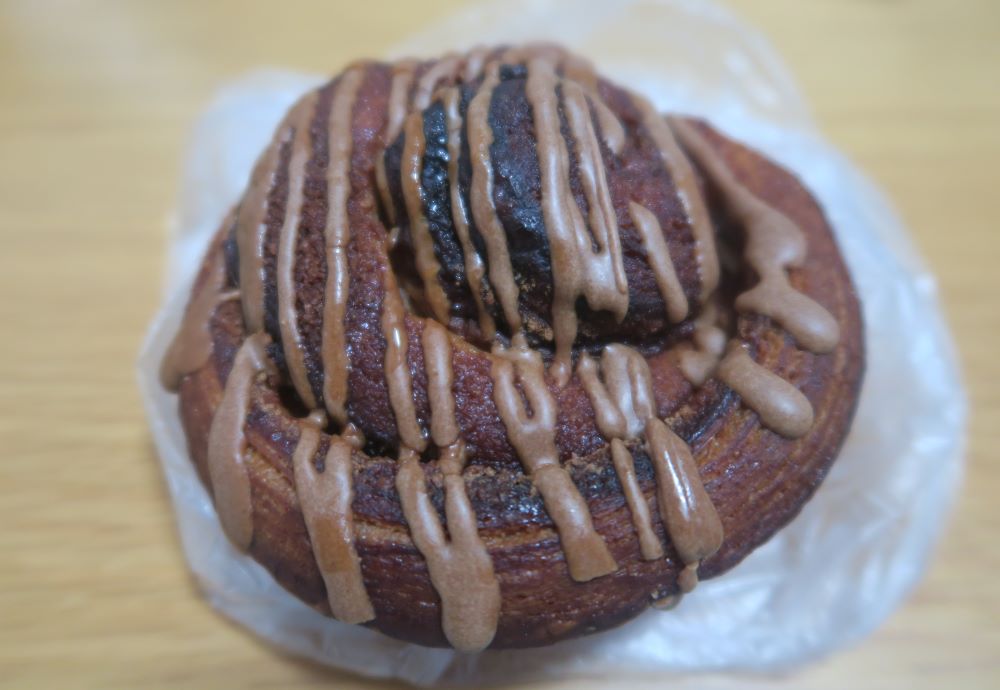 「ブレ・ド・オール」のシナモンロールを撮影した写真