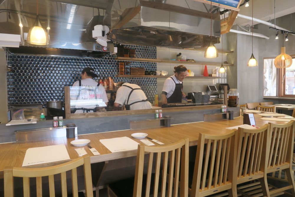 「焼鳥ごう」の焼き台とカウンター席を撮影した写真